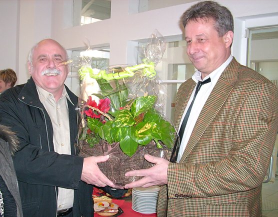 J&ouml;rg Hampl (links), Produktionsleiter bei WAGO bringt die Er&ouml;ffnungsgl&uuml;ckw&uuml;nsche an Wolfgang Mempel (Foto: Karl-Heinz Herrmann)