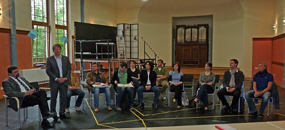 Ensemble steht (Foto: Karl-Heinz Herrmann) Ensemble steht (Foto: Karl-Heinz Herrmann)