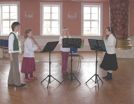 Der Flötenwettbewerb (Foto: Karl-Heinz Herrmann) Der Flötenwettbewerb (Foto: Karl-Heinz Herrmann)