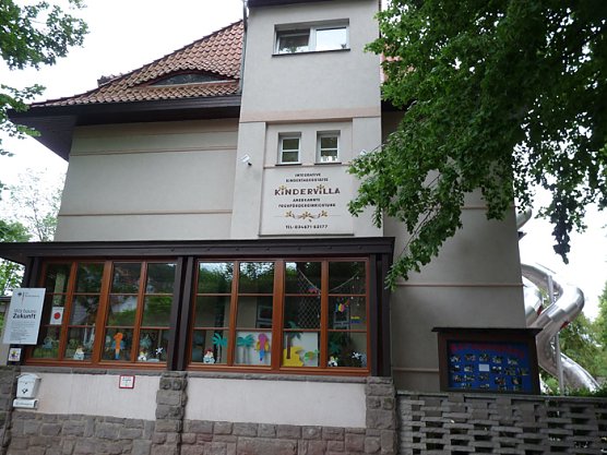 Fledermausfreundliche Kindervilla (Foto: Karl-Heinz Herrmann) Fledermausfreundliche Kindervilla (Foto: Karl-Heinz Herrmann)