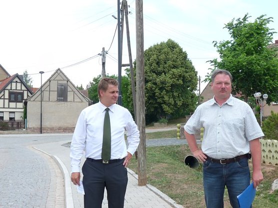 Übergabe Tilledaer Straße (Foto: Karl-Heinz Herrmann) Übergabe Tilledaer Straße (Foto: Karl-Heinz Herrmann)