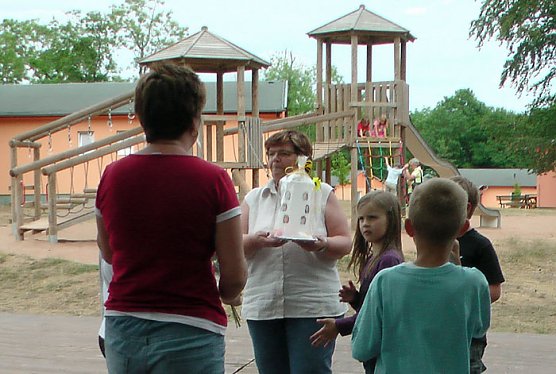 Lehrerin verabschiedet (Foto: Karl-Heinz Herrmann) Lehrerin verabschiedet (Foto: Karl-Heinz Herrmann)