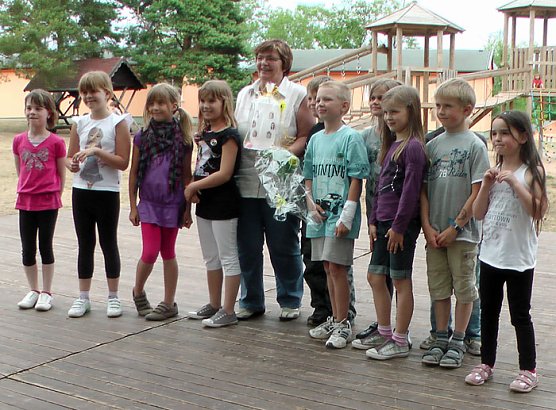 Lehrerin verabschiedet (Foto: Karl-Heinz Herrmann) Lehrerin verabschiedet (Foto: Karl-Heinz Herrmann)