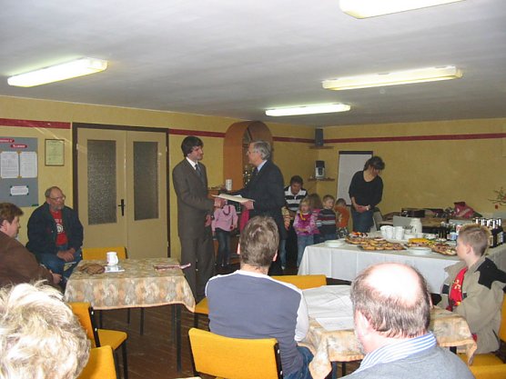 Übergabe Zuwendungsbescheid (Foto: Hannelore Pescht) Übergabe Zuwendungsbescheid (Foto: Hannelore Pescht)