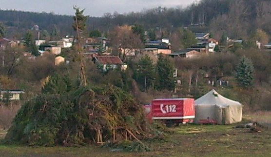 Osterfeuer unter Schutz (Foto: Karl-Heinz Herrmann)