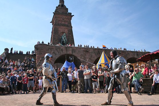 Burgfest am Kyffhäuser (Foto: Kyffhäusertourismusverband) Burgfest am Kyffhäuser (Foto: Kyffhäusertourismusverband)