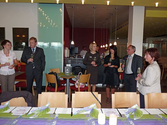 Zeugnis&uuml;bergabe (Foto: Karl-Heinz Herrmann)