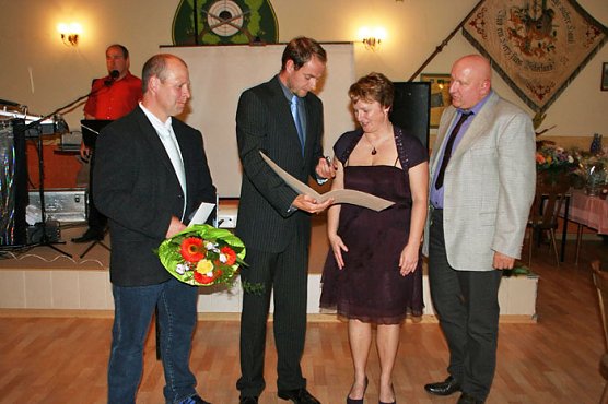 Herzlichen Gl&uuml;ckwunsch (Foto: B. Wollweber)