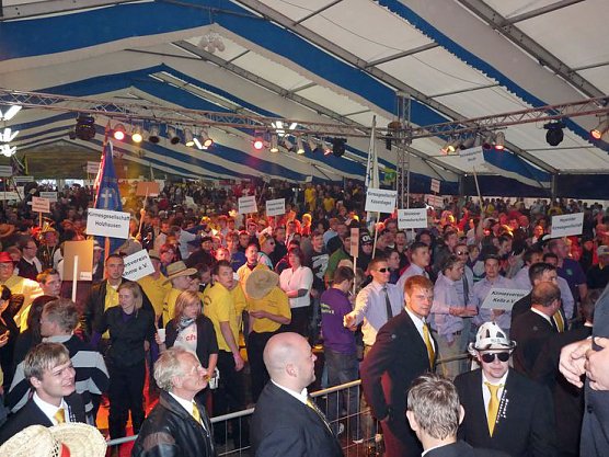 St&uuml;rmisch gefeiert (Foto: Karl-Heinz Herrmann)