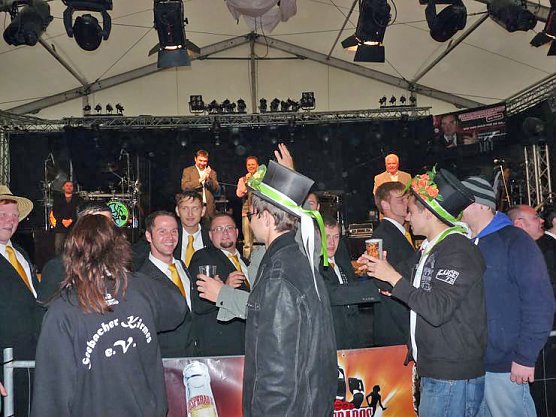 St&uuml;rmisch gefeiert (Foto: Karl-Heinz Herrmann)