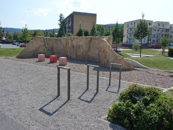 Spielger&auml;te &uuml;bergeben (Foto: Karl-Heinz Herrmann)