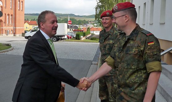 Innenminister bei Bundeswehr (Foto: Karl-Heinz Herrmann)