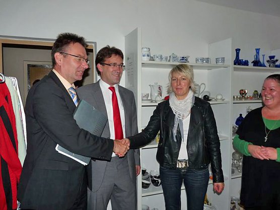 Sozialkaufhaus besucht (Foto: Karl-Heinz Herrmann) Sozialkaufhaus besucht (Foto: Karl-Heinz Herrmann)