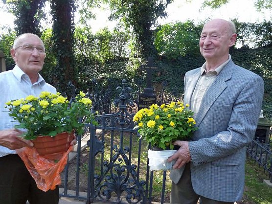 &Uuml;bergabe eines wertvollen Grabgitters (Foto: Karl-Heinz Herrmann)