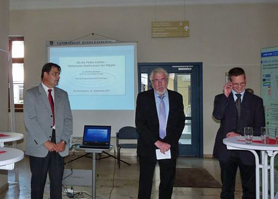 Ausstellung Flut (Foto: Karl-Heinz Herrmann) Ausstellung Flut (Foto: Karl-Heinz Herrmann)