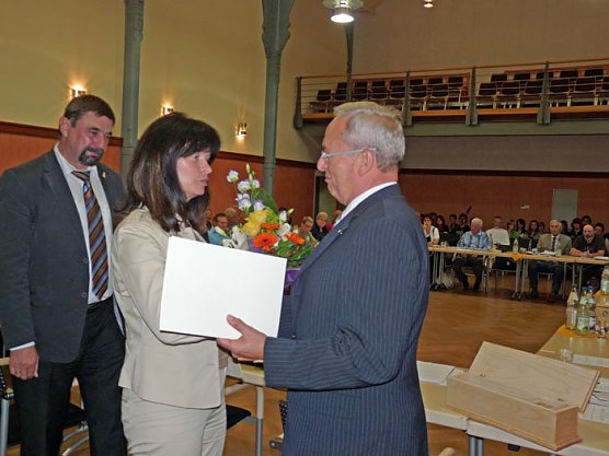Ehrengabe erhalten (Foto: Karl-Heinz Herrmann)