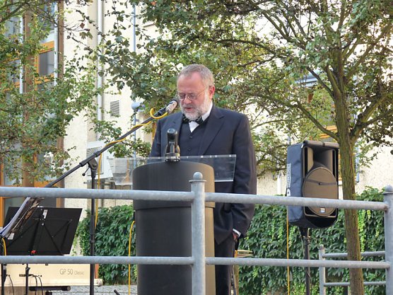 Kritisches zum Feiertag (Foto: Karl-Heinz Herrmann) Kritisches zum Feiertag (Foto: Karl-Heinz Herrmann)