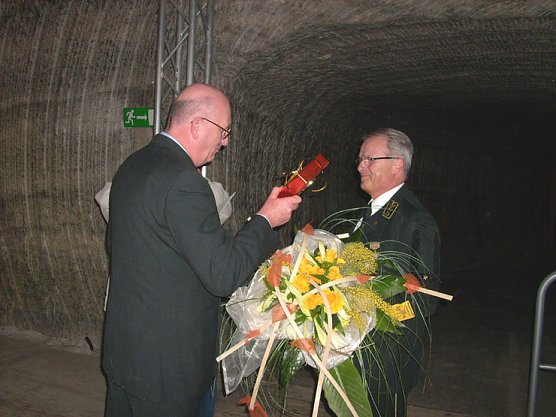 Jaap van Engers (links) und Dr. Helmut Springer bei der Verabschiedung unter Tage (Foto: Karl-Heinz Herrmann)