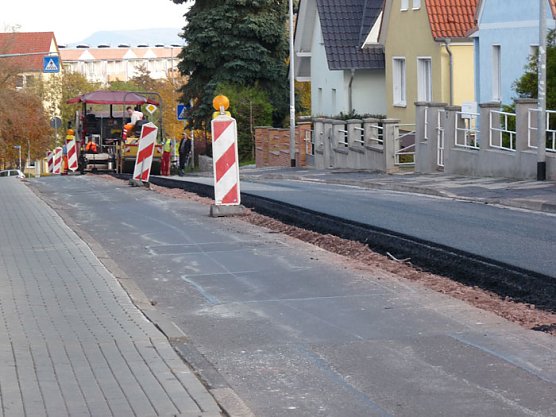 Schwarzdecke eingebracht (Foto: Karl-Heinz Herrmann) Schwarzdecke eingebracht (Foto: Karl-Heinz Herrmann)