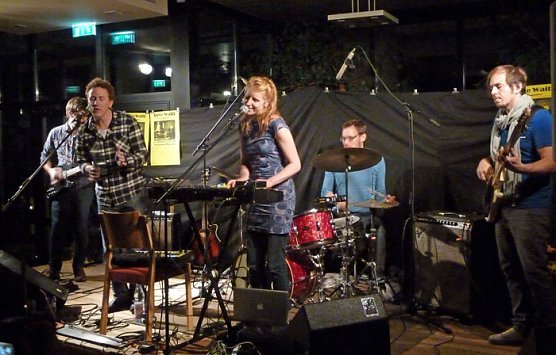 Steve Waitt & The Mansisters (Foto: Karl-R. Lüttich) Steve Waitt & The Mansisters (Foto: Karl-R. Lüttich)