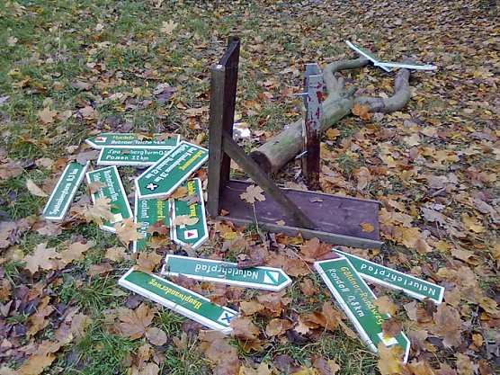Vandalismus an Wegweisern (Foto: Karl-Heinz Herrmann)