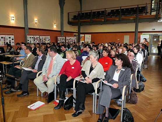 Kinder vor Gewalt schützen (Foto: Karl-Heinz Herrmann) Kinder vor Gewalt schützen (Foto: Karl-Heinz Herrmann)
