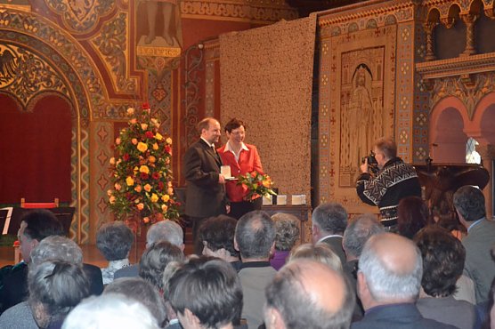 Mit Rose geehrt (Foto: Kreissportbund) Mit Rose geehrt (Foto: Kreissportbund)