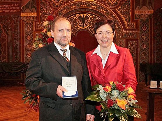 Mit Rose geehrt (Foto: Kreissportbund) Mit Rose geehrt (Foto: Kreissportbund)