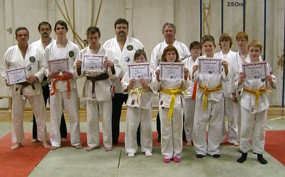 Erfolgreiche Kyu Prüfungen (Foto: Kampfkunstschule Artern e.V. ) Erfolgreiche Kyu Prüfungen (Foto: Kampfkunstschule Artern e.V. )