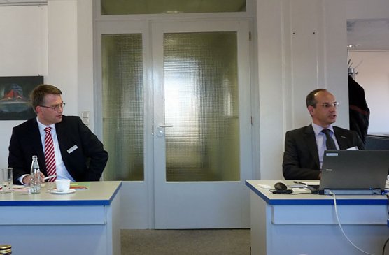 Industrie zeigt Flagge (Foto: Karl-Heinz Herrmann)