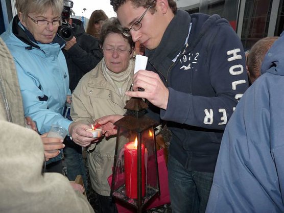 Friedenslicht mit Hindernissen (Foto: Karl-Heinz Herrmann)