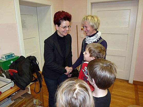 Forscherbox &uuml;bergeben (Foto: Karl-Heinz Herrmann)