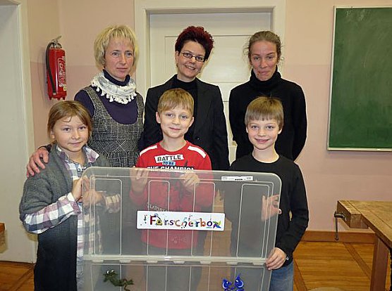 Forscherbox &uuml;bergeben (Foto: Karl-Heinz Herrmann)