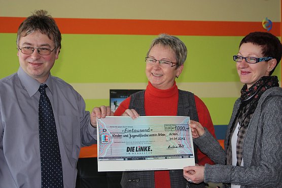 Scheck f&uuml;r Arterner Freizeitzentrum (Foto: Wahlkreisb&uuml;ro Steinke)