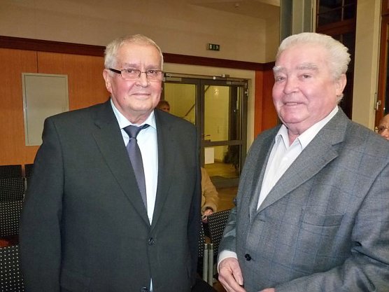 Ehrengabe erhalten (Foto: Karl-Heinz Herrmann)