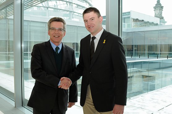 B&uuml;rgermeisterkandidaten bei Verteidigungsminister (Foto: MDB Selle)