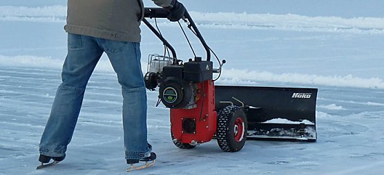 Die Feuerwehr hilft (Foto: Karl-Heinz Herrmann) Die Feuerwehr hilft (Foto: Karl-Heinz Herrmann)