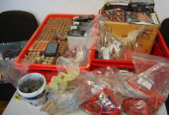 Mehr als ein Zentner Knaller (Foto: Polizei) Mehr als ein Zentner Knaller (Foto: Polizei)