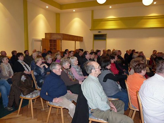 Diskussion um viel Schwein (Foto: Karl-Heinz Herrmann)