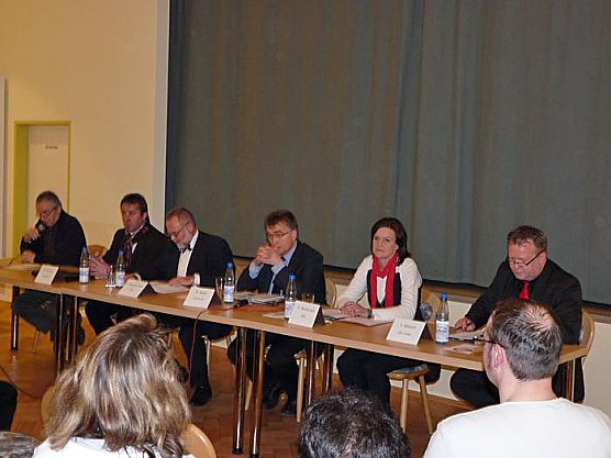 Diskussion um viel Schwein (Foto: Karl-Heinz Herrmann)