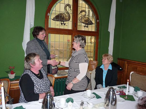 Kaffeerunde mit Überraschung (Foto: Karl-Heinz Herrmann) Kaffeerunde mit Überraschung (Foto: Karl-Heinz Herrmann)