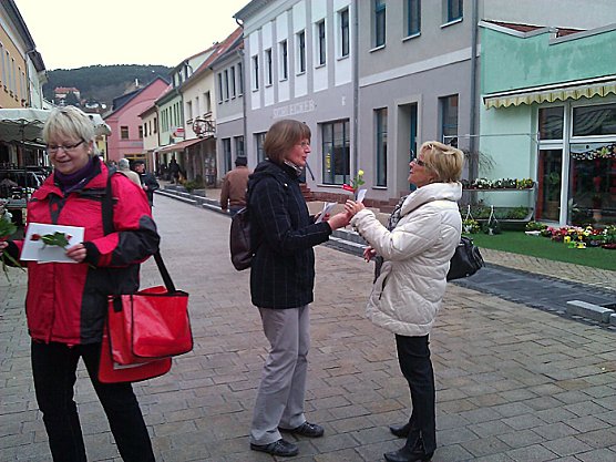 Nicht nur Rosen verteilt (Foto: Die Linke Bad Frankenhausen) Nicht nur Rosen verteilt (Foto: Die Linke Bad Frankenhausen)
