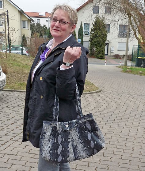 Herzkissen &uuml;bergeben (Foto: Karl-Heinz Herrmann)