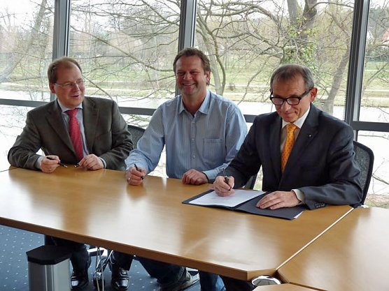 Konzessionsvertrag unterzeichnet (Foto: Karl-Heinz Herrmann)
