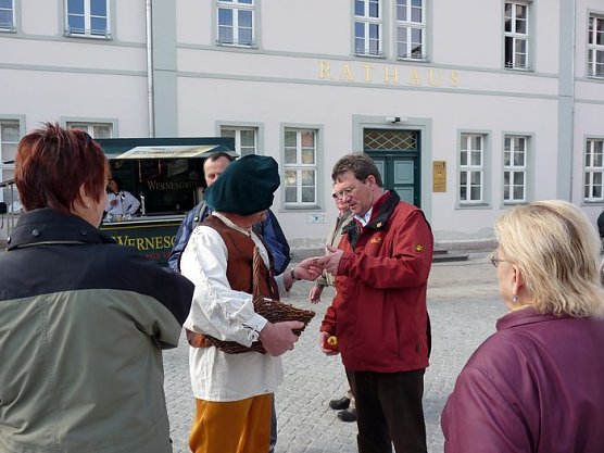 Auf zum Apfelschnäpper-Markt 2012 (Foto: Karl-Heinz Herrmann) Auf zum Apfelschnäpper-Markt 2012 (Foto: Karl-Heinz Herrmann)