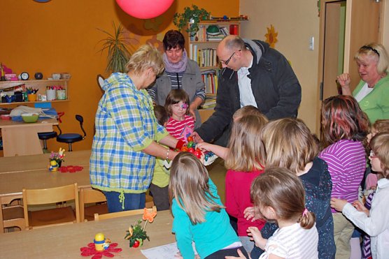 Freude bei Kindern und Senioren (Foto: CDU Greu&szlig;en)