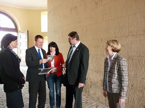 Matschie übergibt Förderbescheid (Foto: Karl-Heinz Herrmann) Matschie übergibt Förderbescheid (Foto: Karl-Heinz Herrmann)