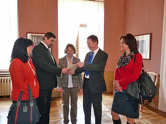 Matschie übergibt Förderbescheid (Foto: Karl-Heinz Herrmann) Matschie übergibt Förderbescheid (Foto: Karl-Heinz Herrmann)