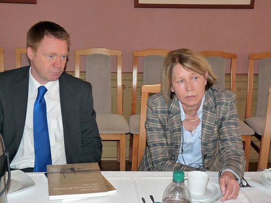 Matschie übergibt Förderbescheid (Foto: Karl-Heinz Herrmann) Matschie übergibt Förderbescheid (Foto: Karl-Heinz Herrmann)