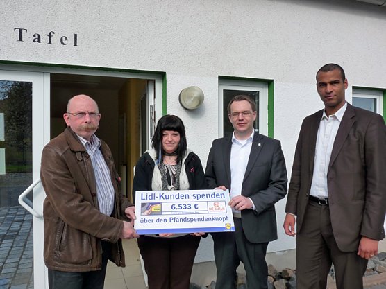 "Gute Tat am Pfandautomat" (Foto: Karl-Heinz Herrmann) "Gute Tat am Pfandautomat" (Foto: Karl-Heinz Herrmann)